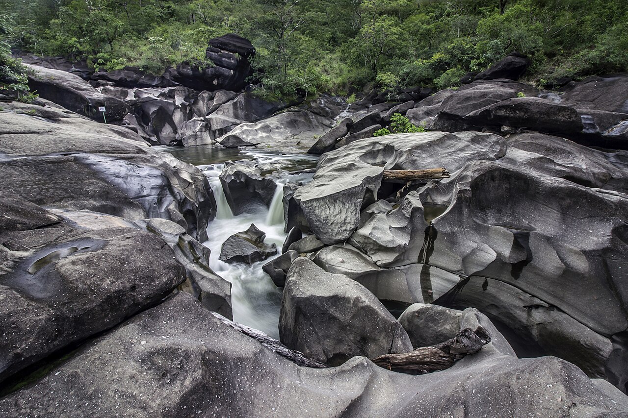 Água e rochas esculpidas do Vale da Lua, na Chapada dos Veadeiros